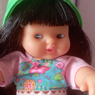 🧸 Poupée Barriguitas de Famosa 16 cm - Brune au Bonnet d'Origine 🧸