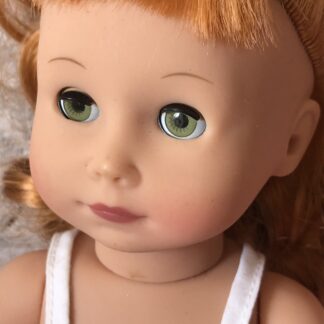 🍀 Petite Lucia de Götz : Une Rousse Pétillante aux Yeux Verts 27 cm 🍀