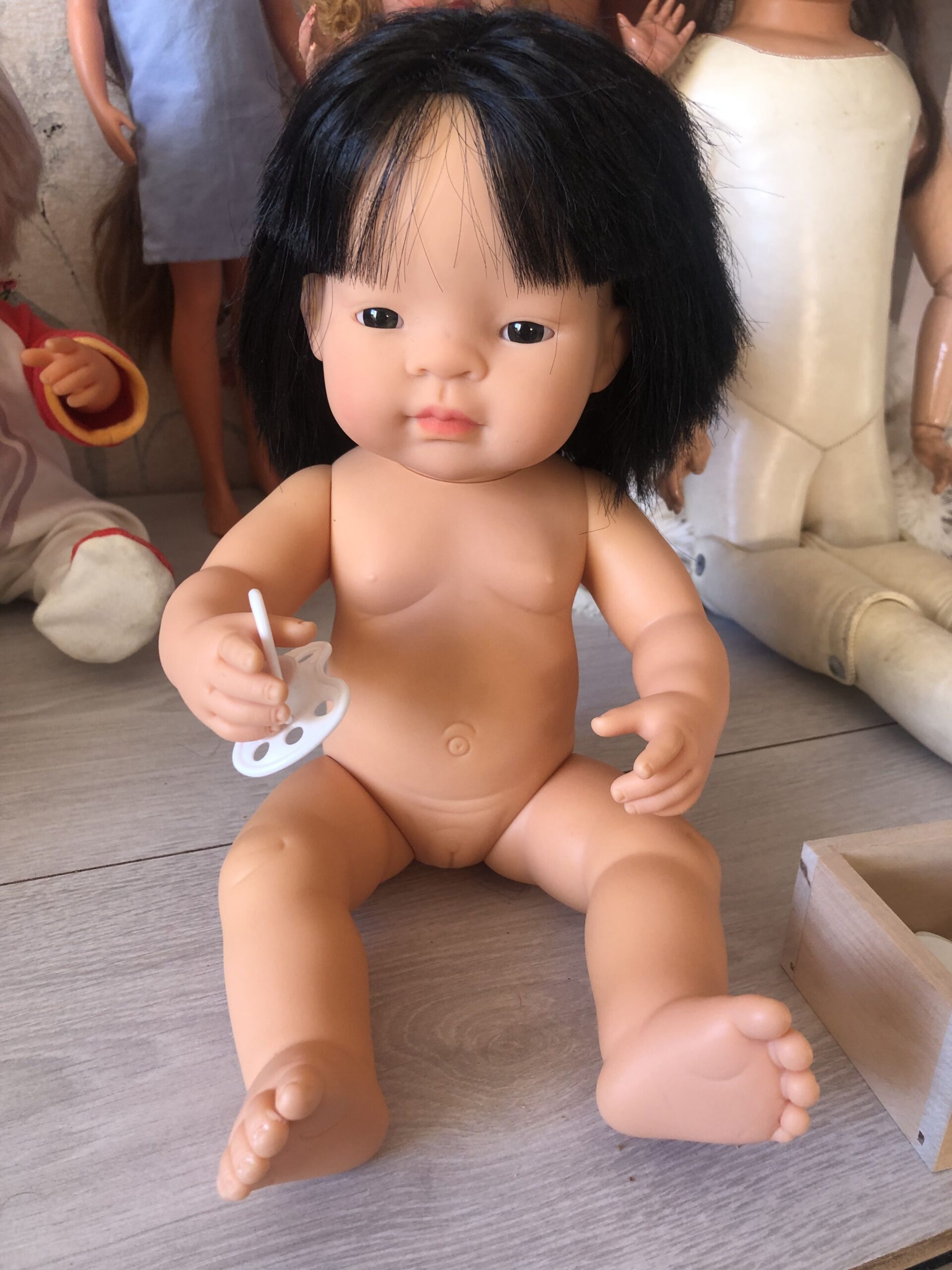 š PoupĆ©e Miniland Asiatique 38 cm - Tout Vinyle - Expression Pensive š ā Image 7